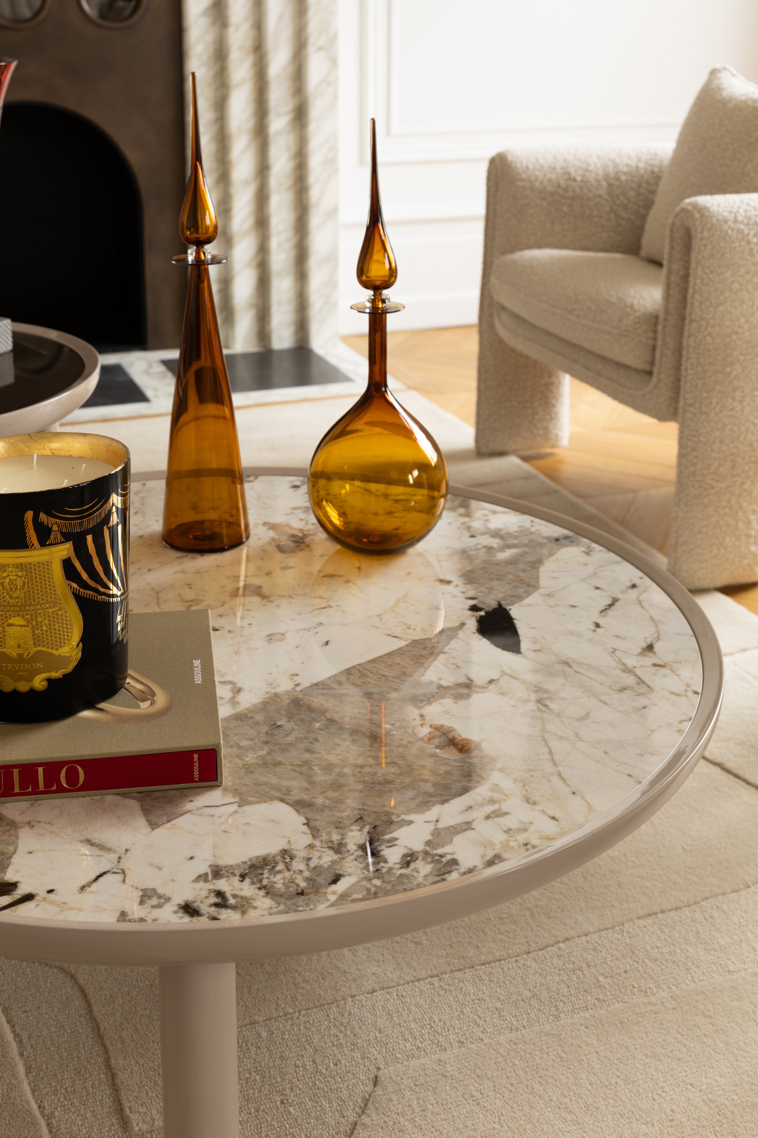 Table basse en marbre et objets décoratifs soigneusement sélectionnés, décoration haut de gamme dans un intérieur parisien.