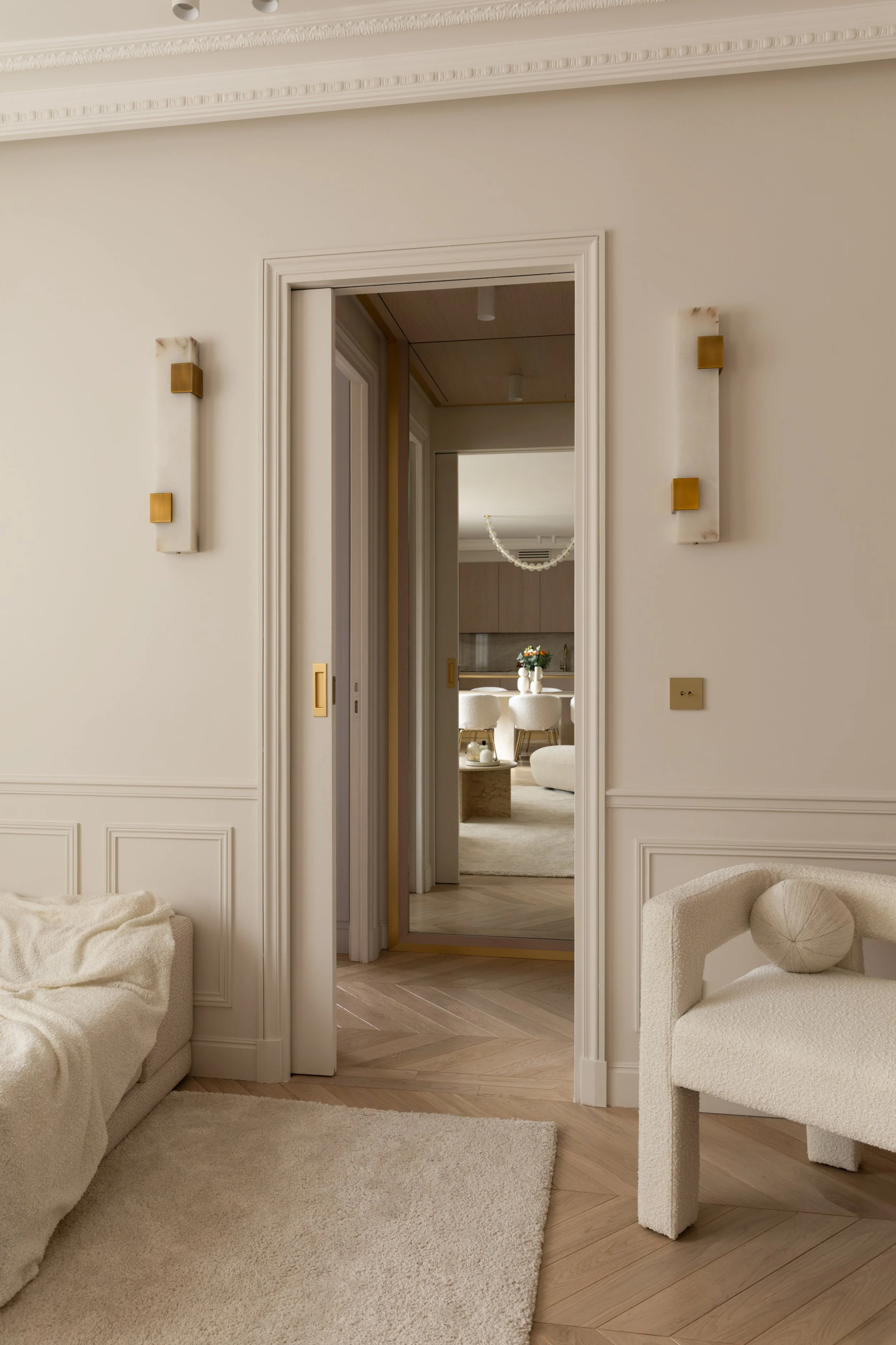 Dégagement intérieur élégant
Couloir élégant avec moulures murales et appliques dorées, intérieur chic et intemporel.