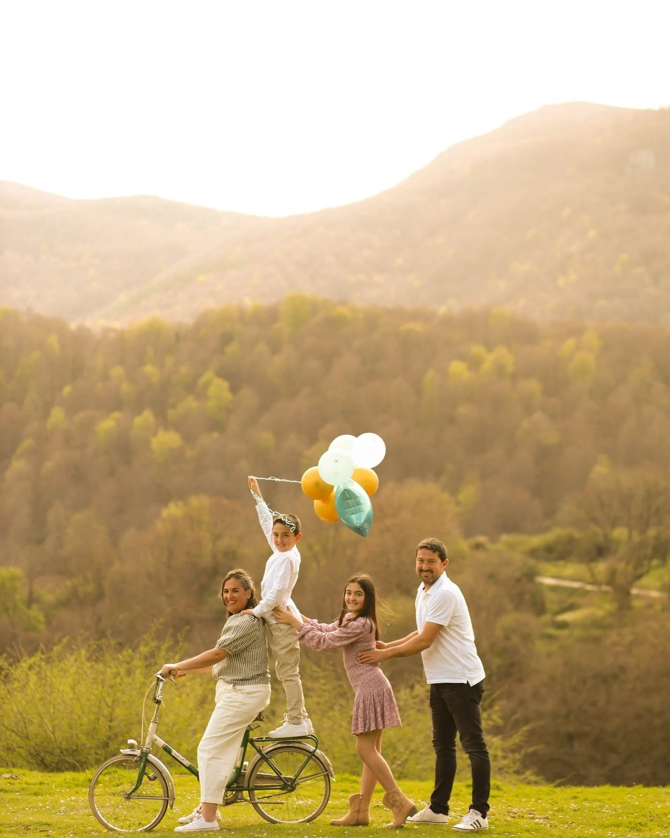 Arrancamos con la campa&ntilde;a de comuniones ✨

Mis reportajes son diferentes, porque m&aacute;s que una sesi&oacute;n de fotos, es una experiencia para disfrutar en familia. Me gusta capturar momentos naturales, miradas, risas y esos peque&ntilde;