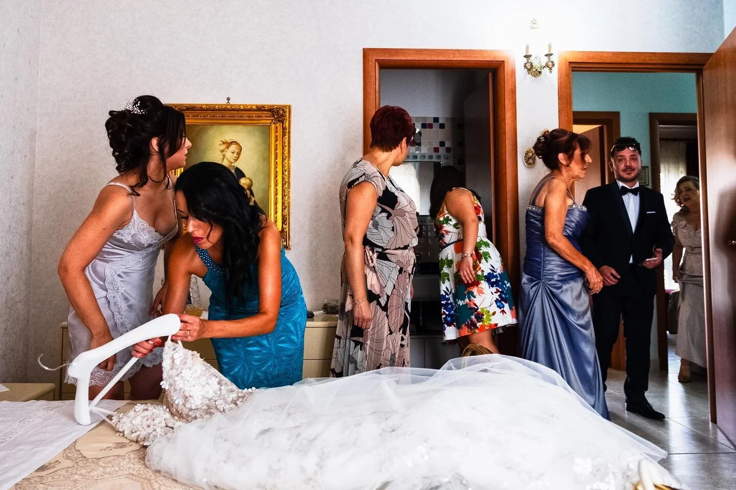 Durante un matrimonio a Belpasso... @enkantimagery #likeback #photography #futurespose #photojournalism #wedding #weddinginsicily #xphotographer #followback #married #picture #picoftheday #santivillaggio #fujifilmxt2 #bestoftheday #capture #moment #f