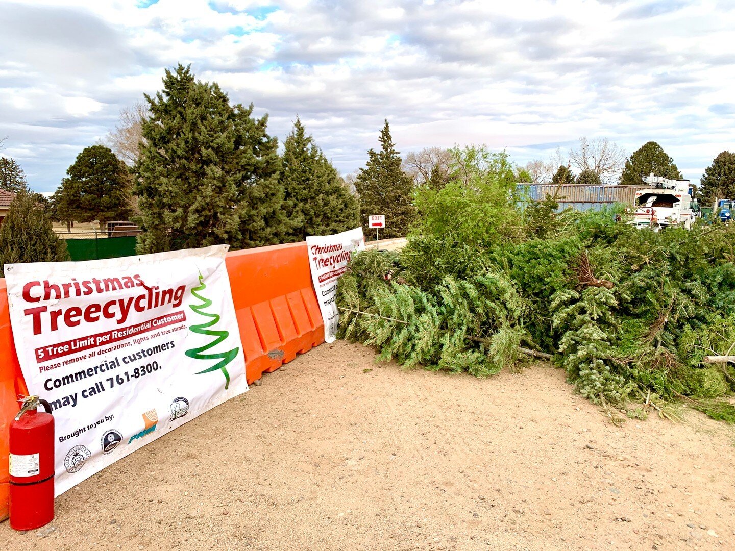 Now that Christmas is over, Treecycling is underway! 🎄🌲✨ Dispose of your Christmas tree responsibly at our FREE Treecycling sites through January 7. Remember to remove all decorations and ornaments. Find your nearest drop-off location using the lin