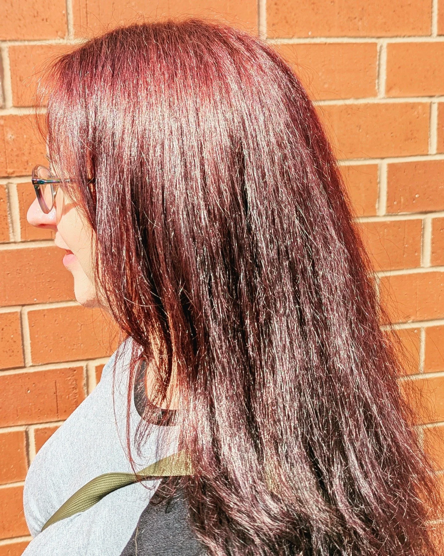 As the seasons change, it’s a great time to refresh your look with fall-inspired hair color and cut trends. Here’s what you can expect this season:
🎨 Hair Color Trends:
🧡 Warm, natural tones: Soft caramel, honey blonde, and rich chestn