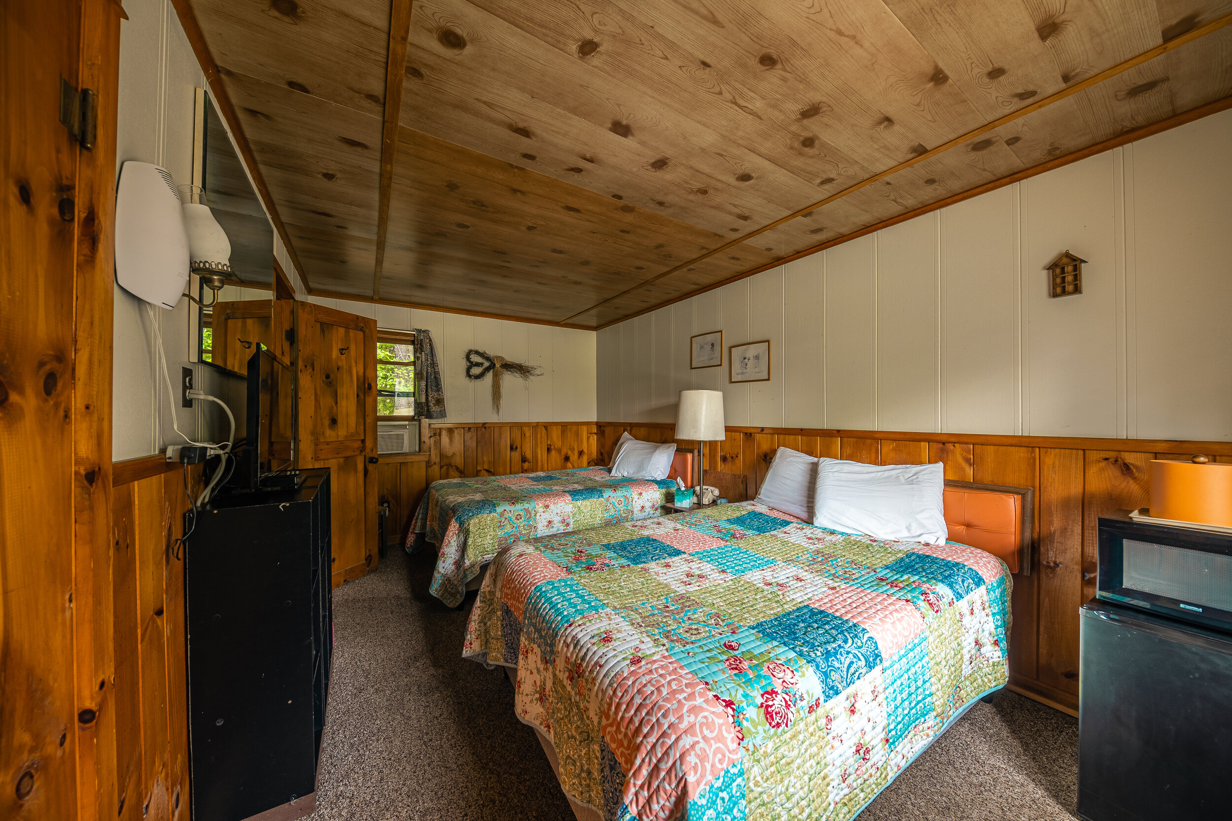 QUEEN &amp; SINGLE BED CABINS
