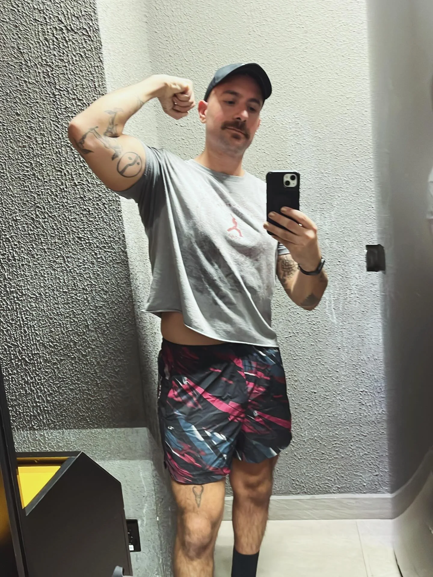 I absolutely do not have time to go to the gym - that&rsquo;s exactly why I went. Much needed 💪🏼
.
Sometimes you just gotta say, &ldquo;F*ck this, imma go workout&rdquo; 💅🏼😎
.
#gym #gymmotivation #gymselfie #thursday