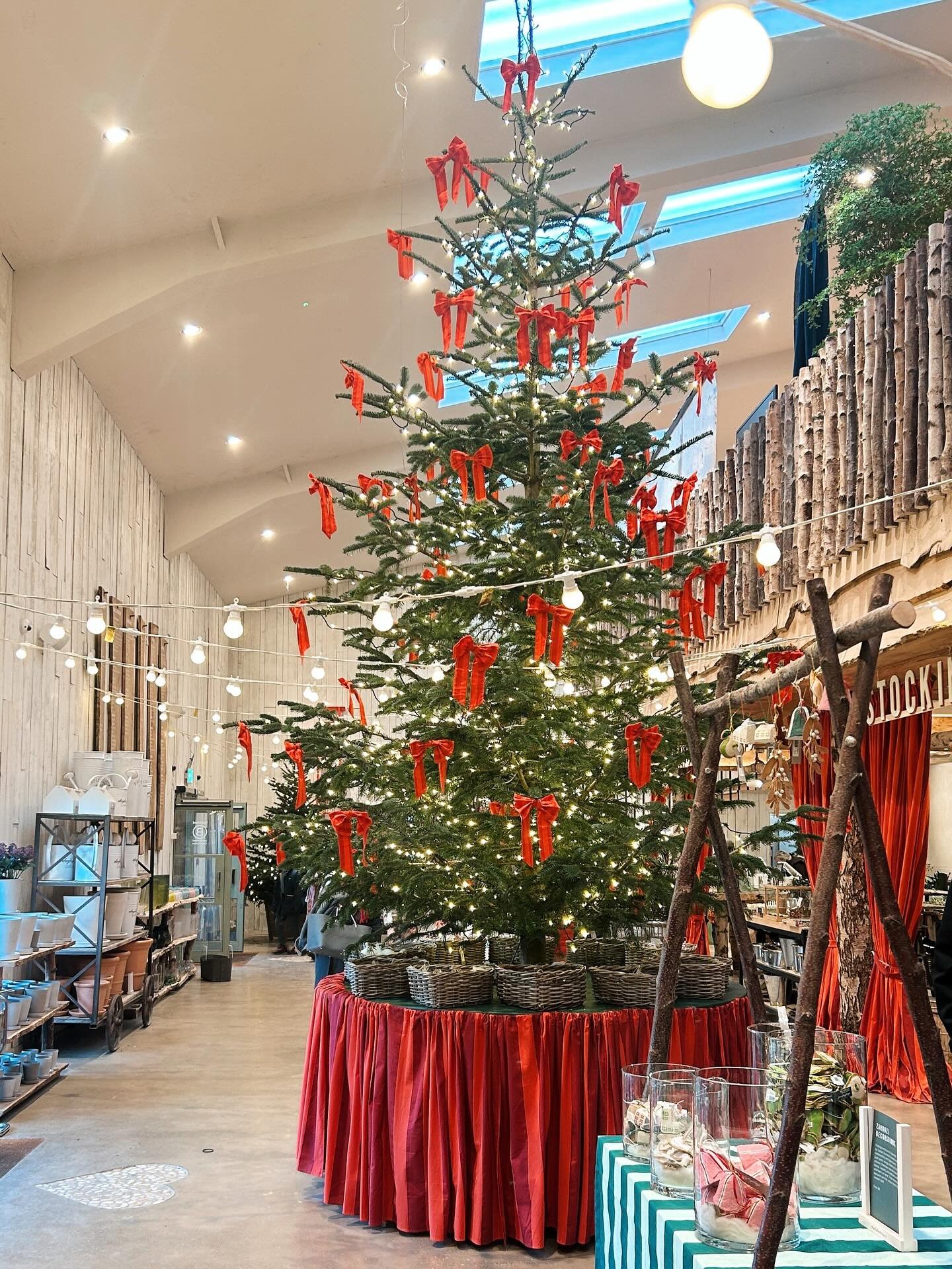 Festive moments from this week 🌿 Daylesford festive joy, a Charcuterie wreath, Christmas cake making with my mumsy &amp; little one, and a sip and sew with my best pal making big fabric bows 💫