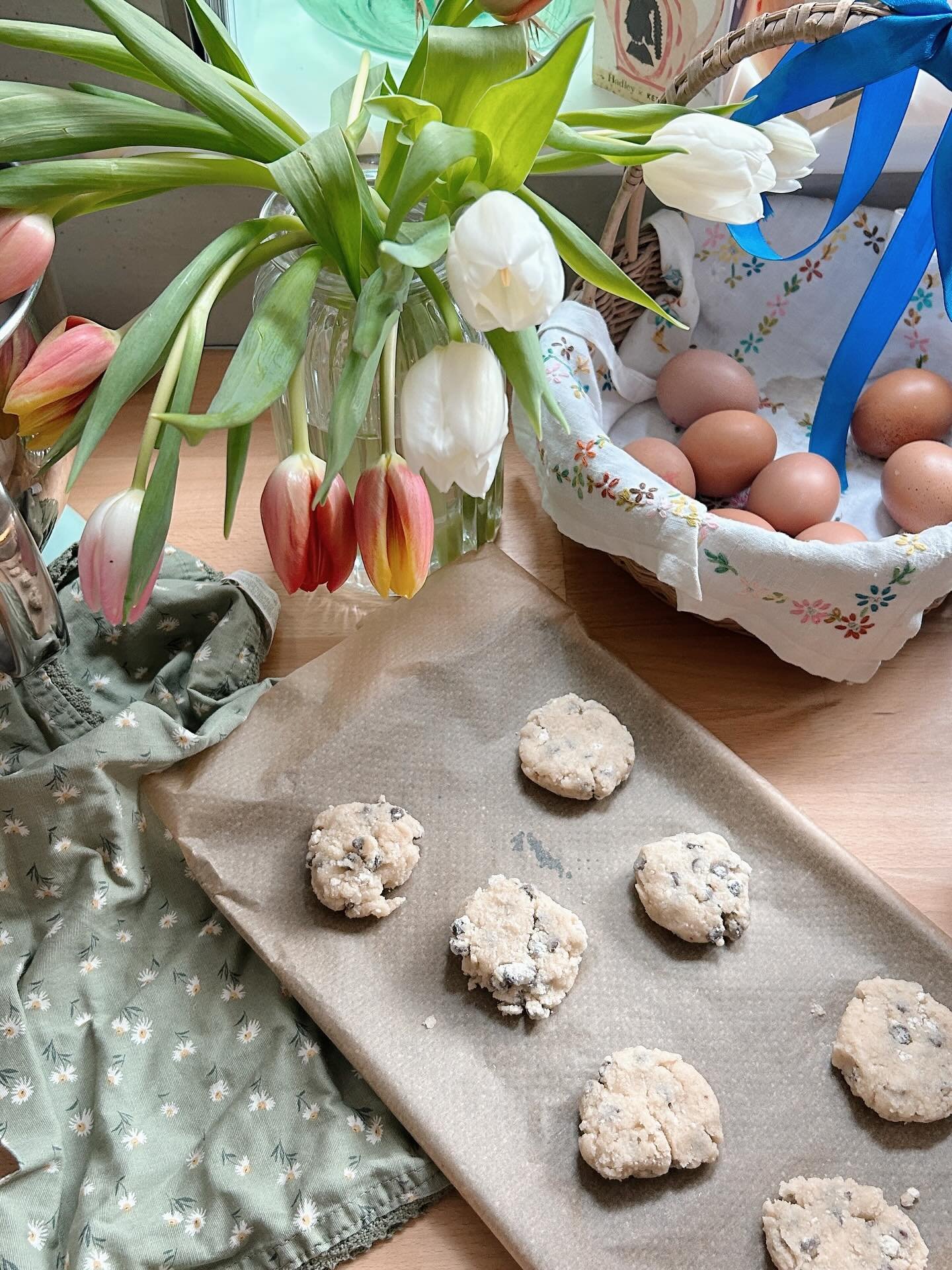 Nice things from this week 💫 Baking, ribbon wrapped homemade cookies, springier outfits making an appearance, flower joy, crafting &amp; camellias 🌼