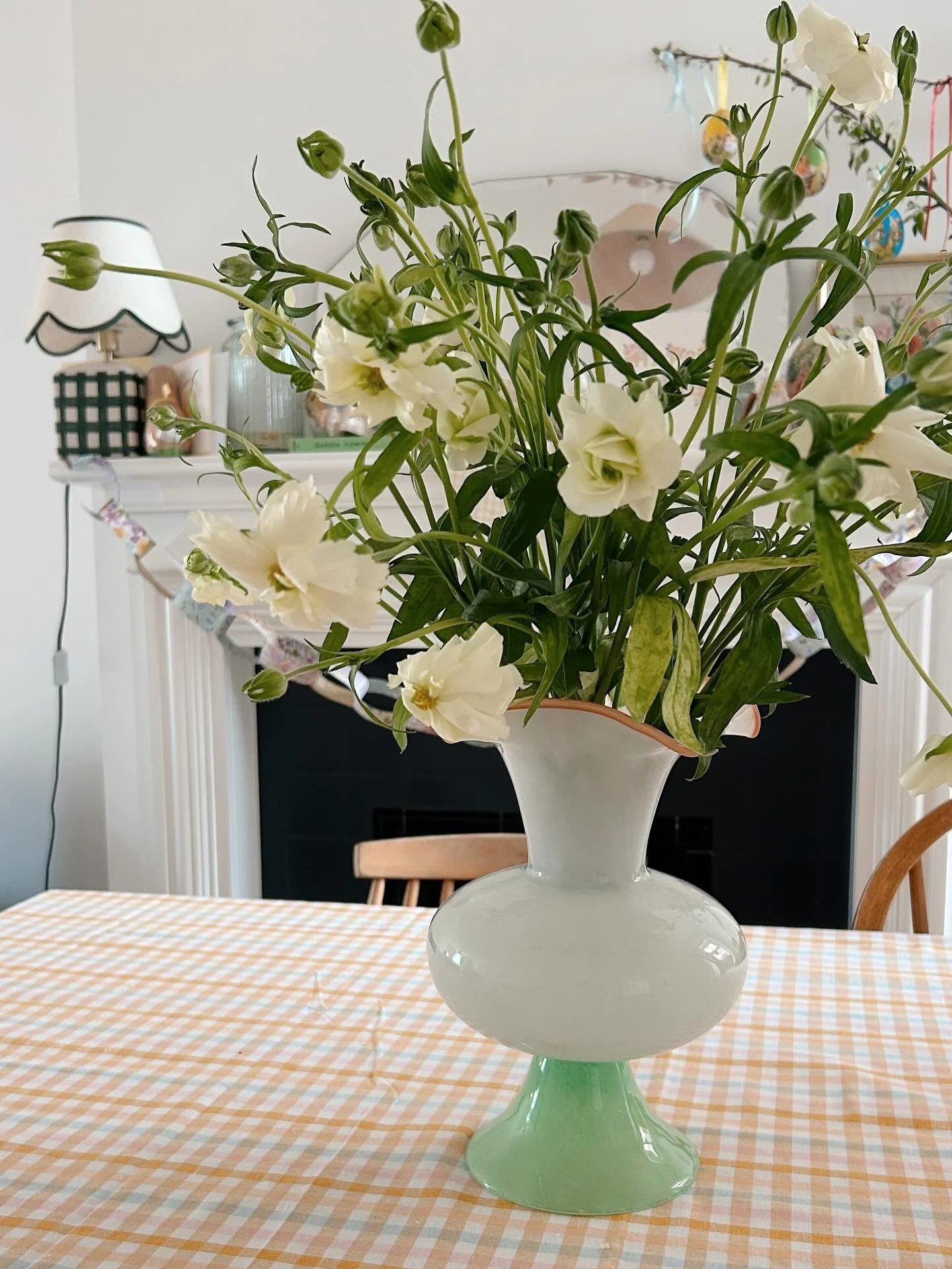 Nice things from the last week 🌿 Floral joy in my new vase, jazzy colour combinations, a birthday painting workshop, girls night, more florals at a wellbeing workshop for 15, and daffodil joy at my local gardens 🌼