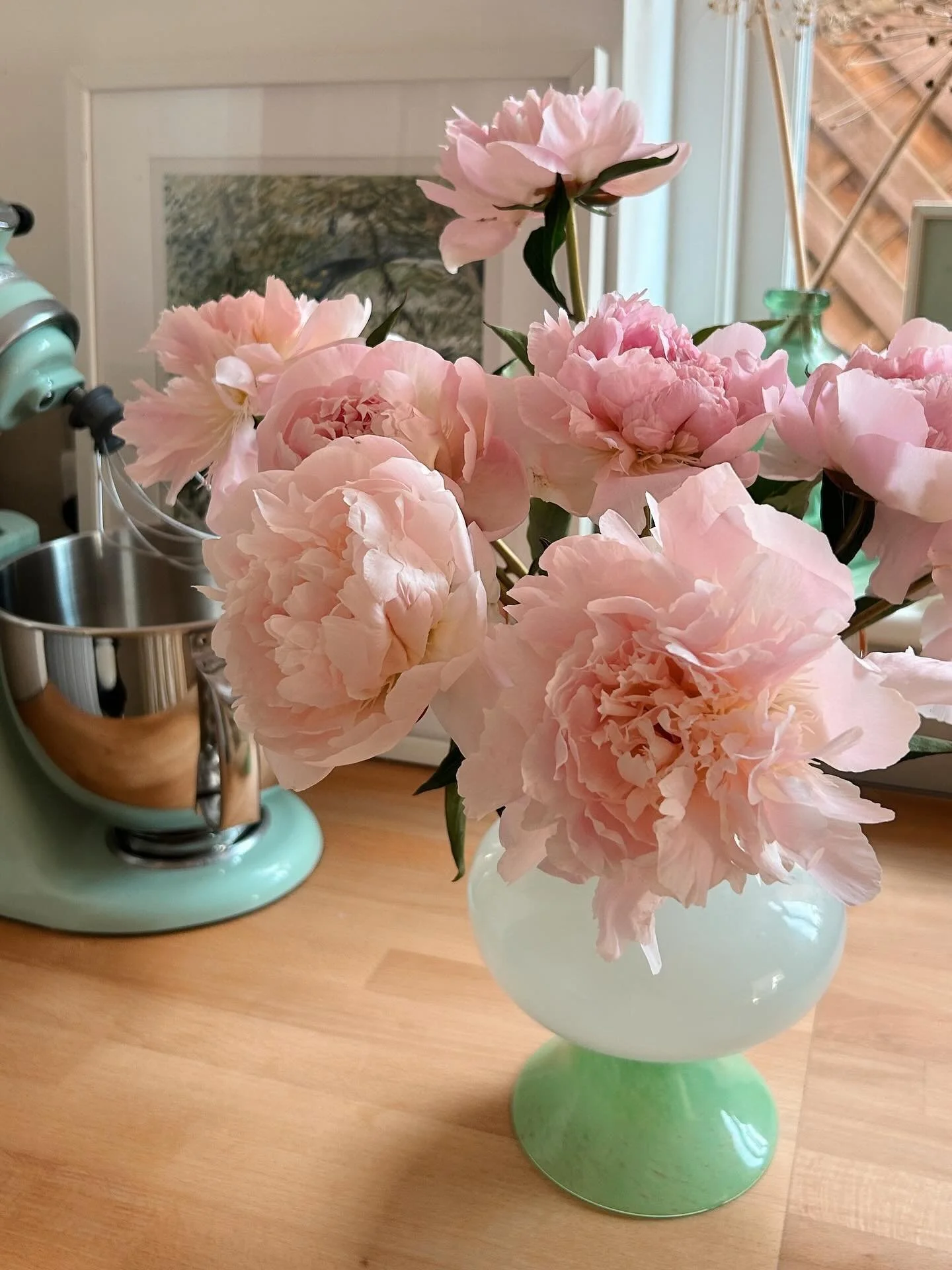 Peony joy 🌸 The prettiest peonies blooming in my kitchen making me smile. Who else loves peony season? 🌿