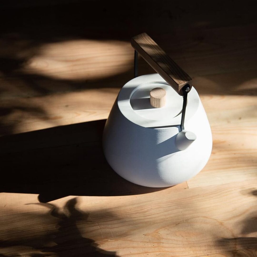 Alpen Kettle design by Leland Nesbit @lelandwnesbit made of enameled steel and ash wood.

#uodesign&nbsp;#uoartdesign&nbsp;#uoproductdesign