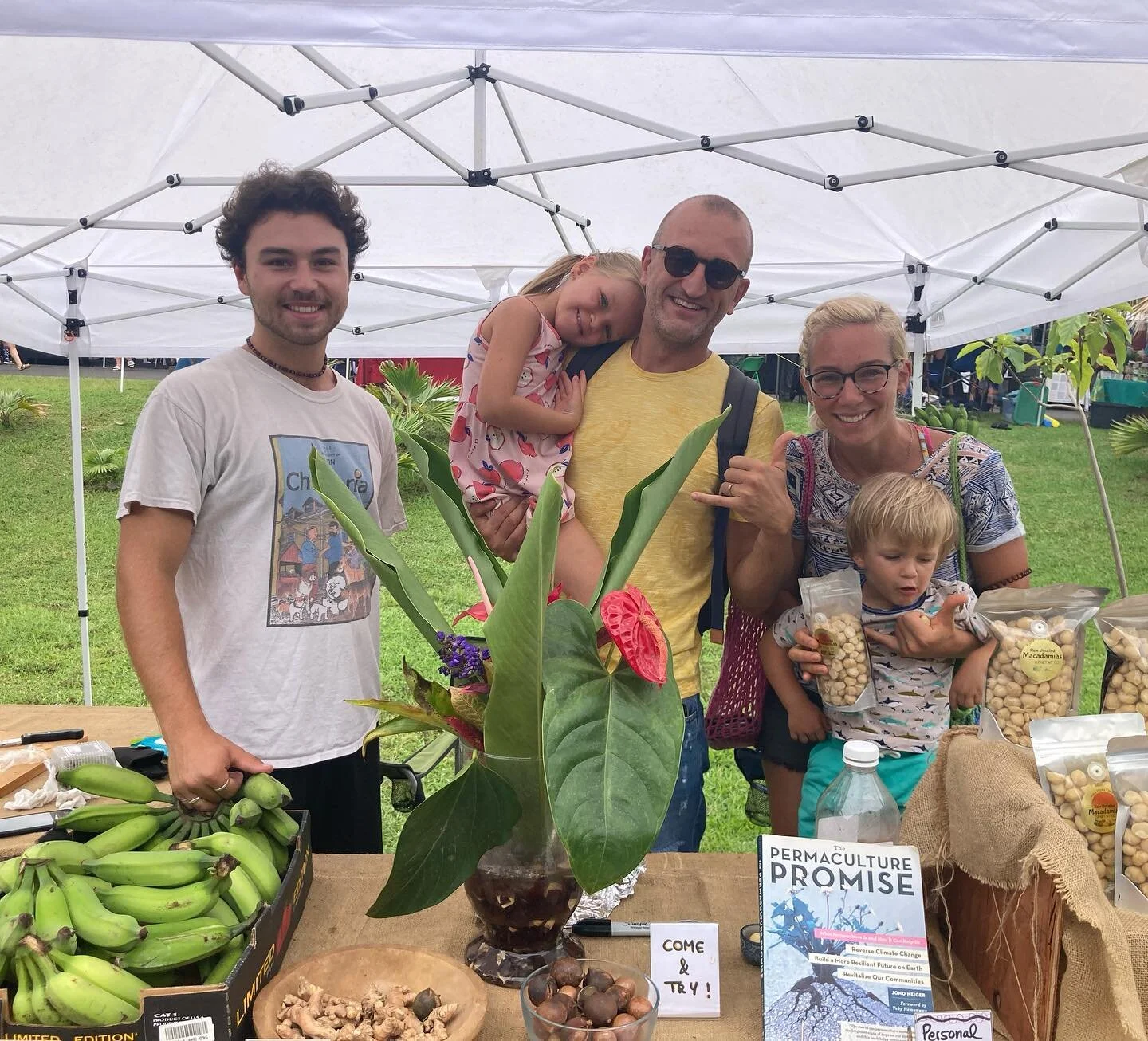 Meeting some German friends at the Sunday Pure Kona market in Captain Cook. Aloha nui loa!
