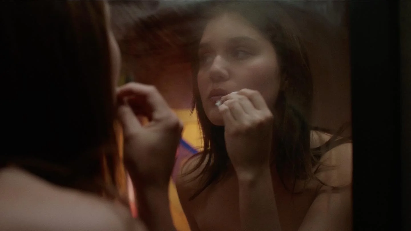 Les compartimos algunos stills de nuestro cortometraje Grietas Atraviesan Este Vidrio Multicolor! 🧡 protagonizado por @fernandafinsterbusch y @lizetrixi ✨

Les recordamos que estamos haciendo un crowdfunding para poder seguir costeando la distribuci