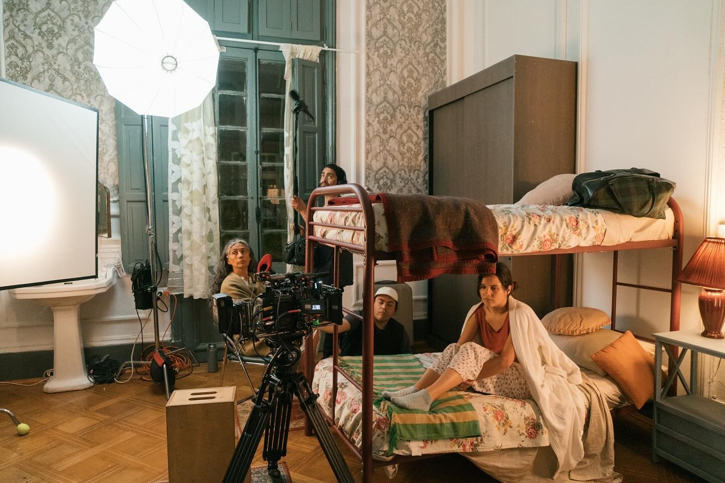 Buenos d&iacute;as afortunad@s! 🌞

Hoy les dejamos fotos del rodaje de nuestro cortometraje Grietas Atraviesan Este Vidrio Multicolor 🎬🧡 que se grab&oacute; con un equipo maravilloso, talentoso y con mucho amor 🫂

Y tambi&eacute;n aprovechamos de