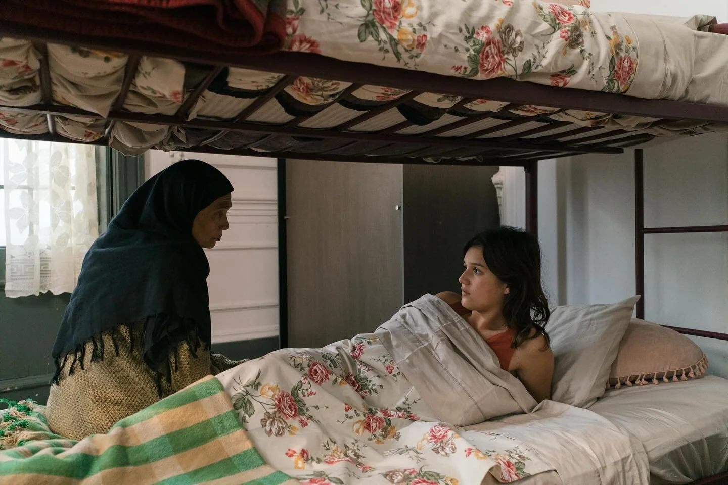 Empezando la semana les quer&iacute;amos compartir momentos del rodaje de Grietas Atraviesan Este Vidrio Multicolor 🎬🧡 y aprovechar de recordarles que nuestro Crowdfunding sigue en pie y quedan muy pocos d&iacute;as 😭😱!! 

Puedes encontrar el lin