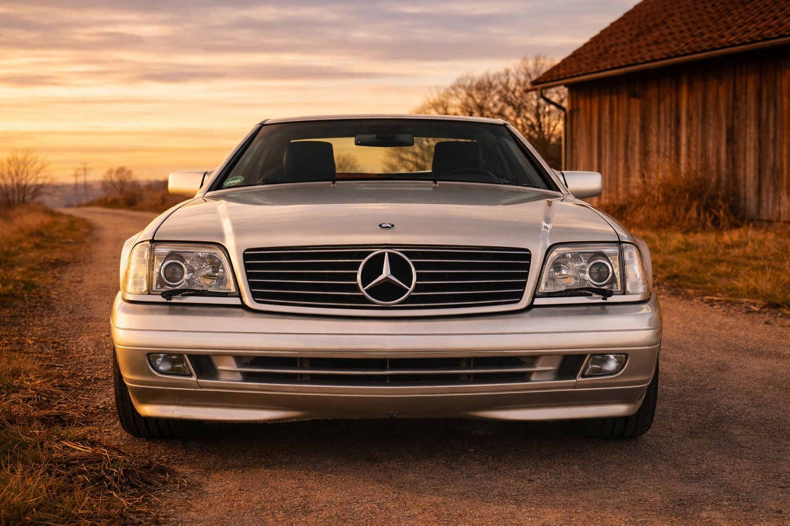 Silberne Mercedes-Benz bei Sonnenuntergang.png