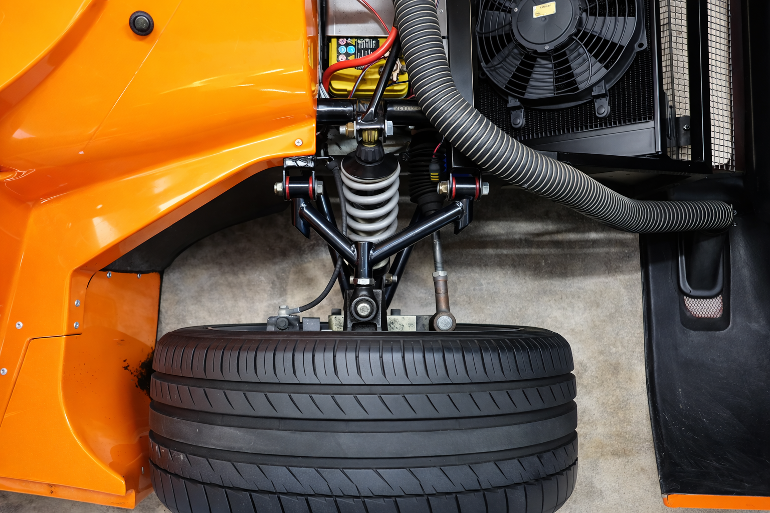 Nahaufnahme der Sportwagen-Aufhängung.png