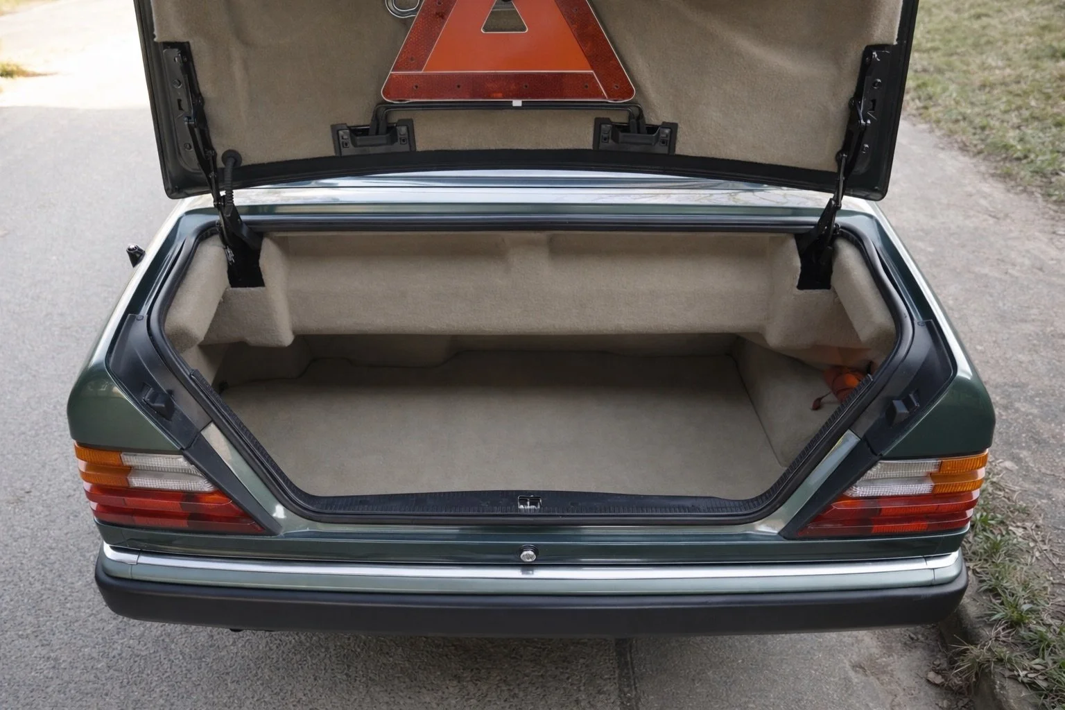 Offenes Autoheck bei warmem Abendlicht.jpeg