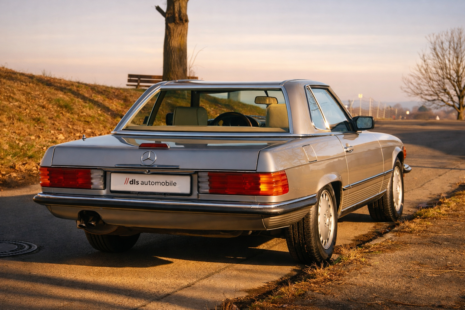 Mercedes-Benz R107 SL im Abendlicht.png