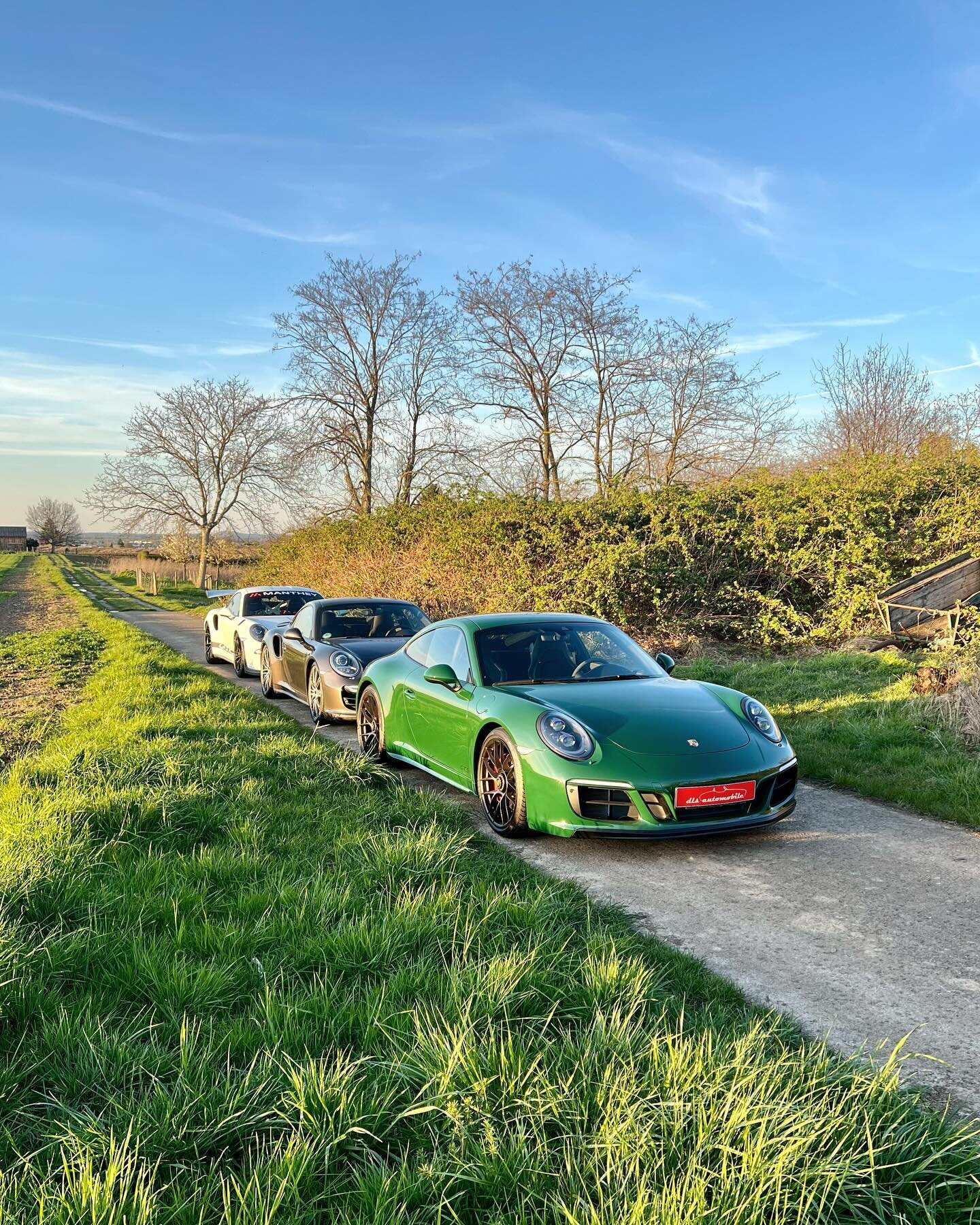 That &sbquo;together more than 1600hp&lsquo;-991-combo 😮&zwj;💨&hellip;⠀
⠀
More about the irish green GTS | the anthracite brown Turbo | the pure white GT3 RS online.⠀
⠀
#dlsautomobile #porsche #porsche911 #porsche991 #porschegts #991gts #porschetur