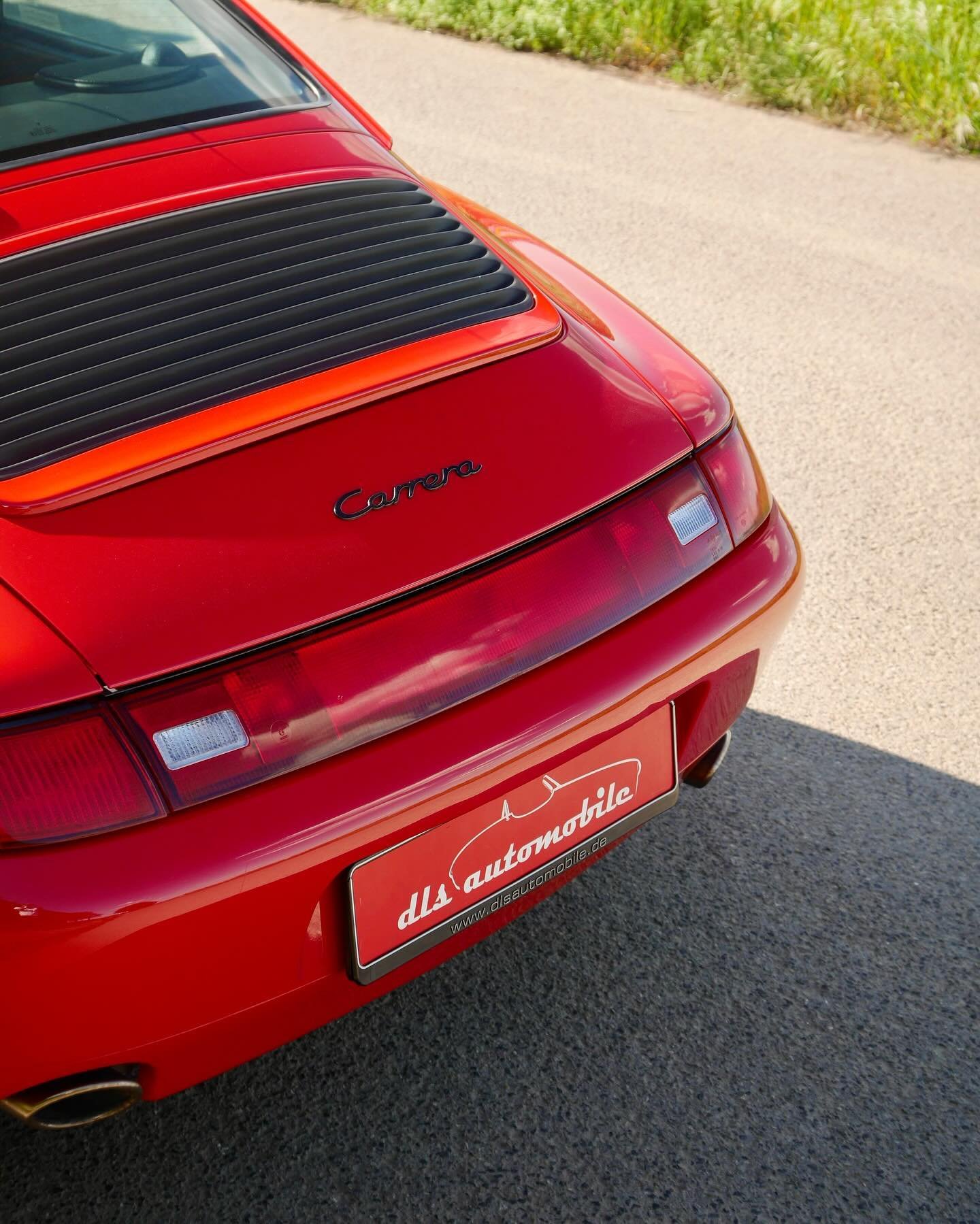 This Porsche 993 in guards red| leather black was first registered next to Munich/ Germany in May 1995 by a gentleman born in 1928. Two more owners from Southern Germany and 79.600km later, you can&rsquo;t tell that the Carrera will be 30 years old n