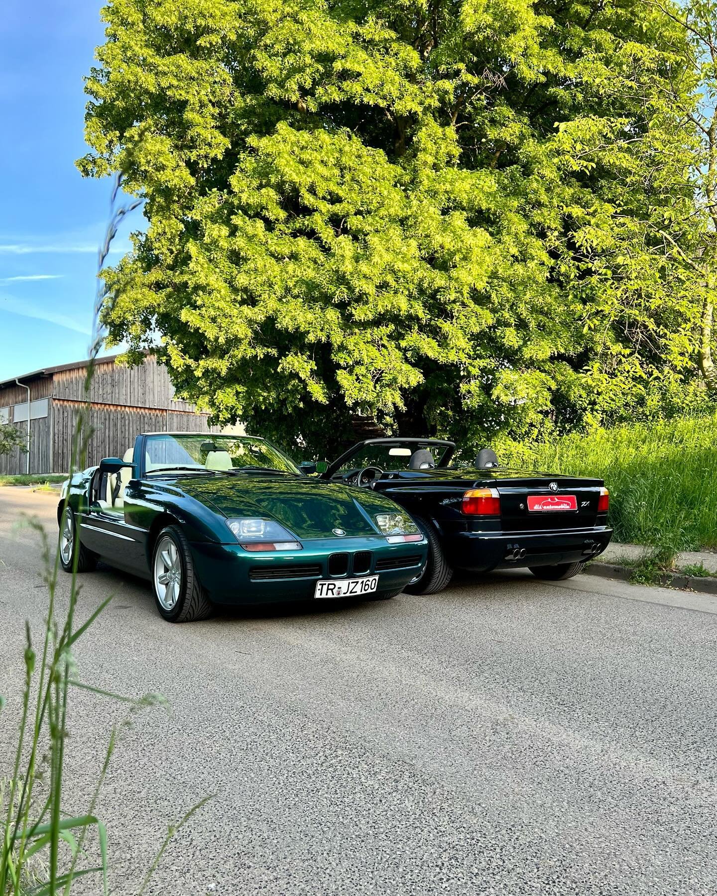 Z1⁣&sup2;-Zundaydrive.⠀
⠀
Launched 35 years ago - still modern, unique and timeless today. All the details about the two &sbquo;Zukunft1&rsquo; on our website. The &sbquo;urgr&uuml;n&lsquo;-one is still on DIN plates 🫠.⠀
⠀⠀
#dlsautomobile #bmwz1 #z1