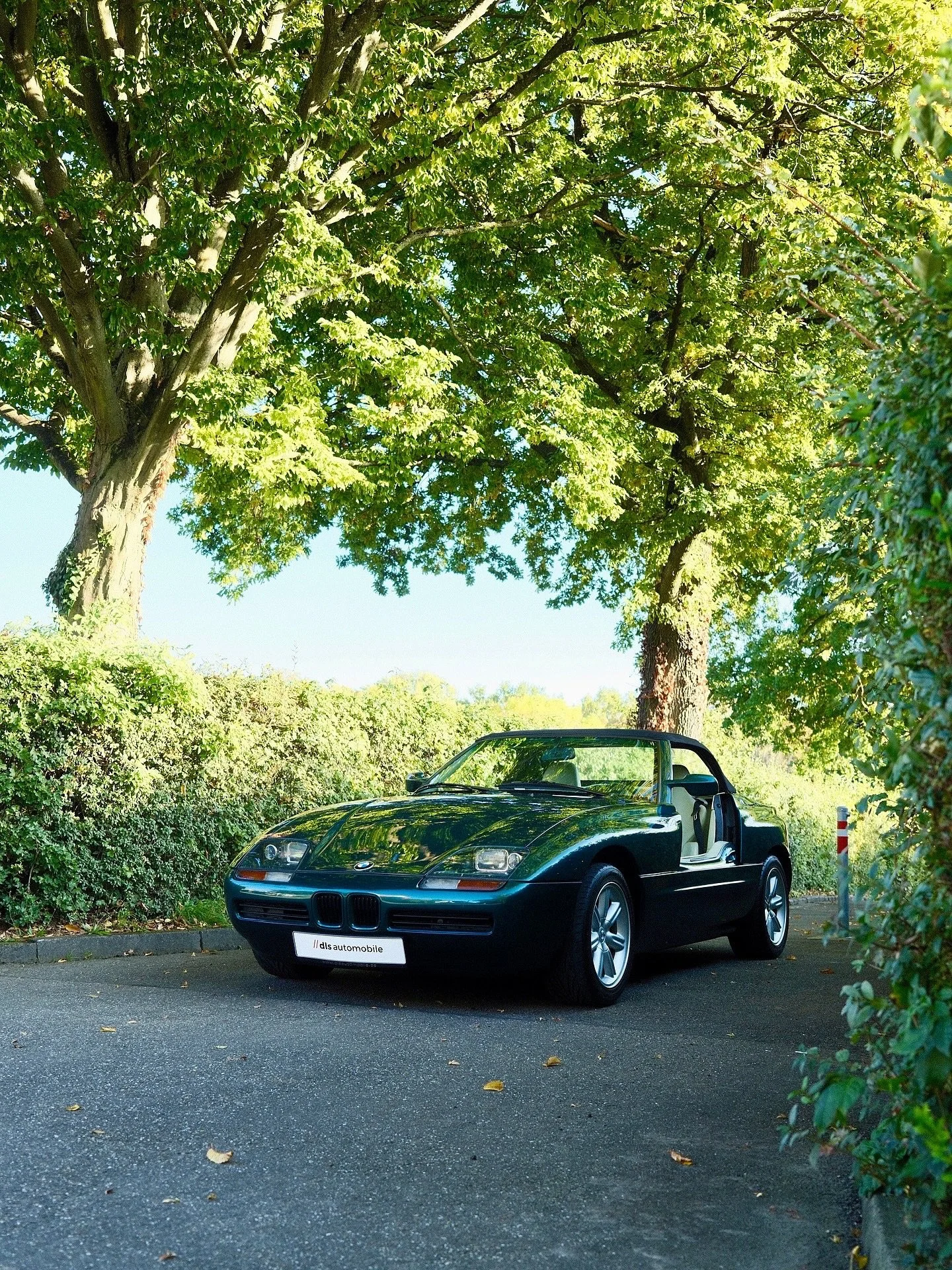 After seeing @pwuf stunning Z1, we couldn&rsquo;t resist sharing ours too.💛

&sbquo;Urgr&uuml;n&lsquo; on the outside, &sbquo;fungelb&lsquo; on the inside - pure late-80s magic.

This BMW Z1 was first delivered to Germany, comes with a wonderful, we