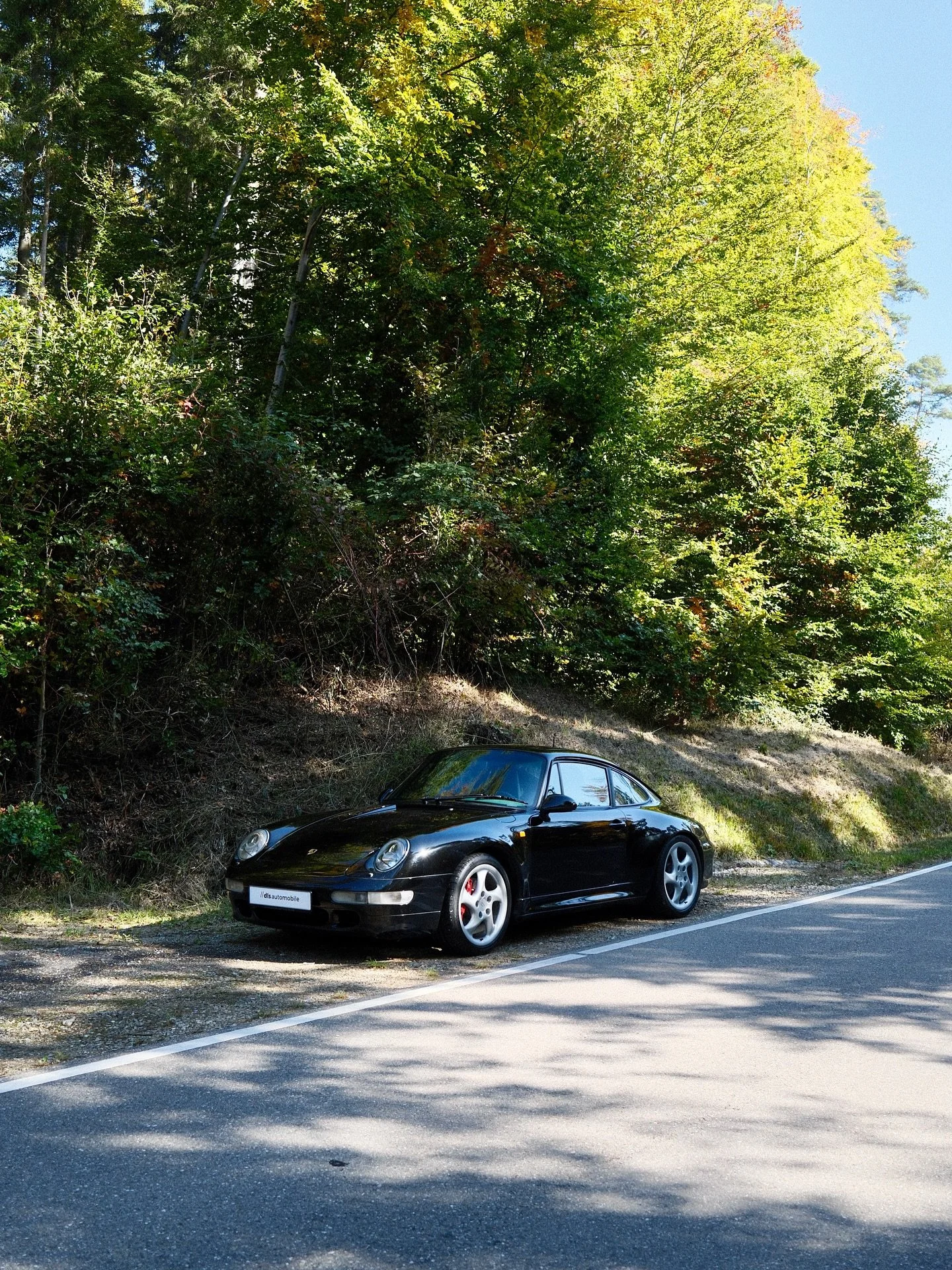 One owner since day one 👏

Originally delivered at Porsche Zentrum Ludwigsburg, showing 223,850 km and still in best form.

A rare and striking 90s color combo. Black on the outside, nephrite green on the inside. The kind of spec that makes you stop