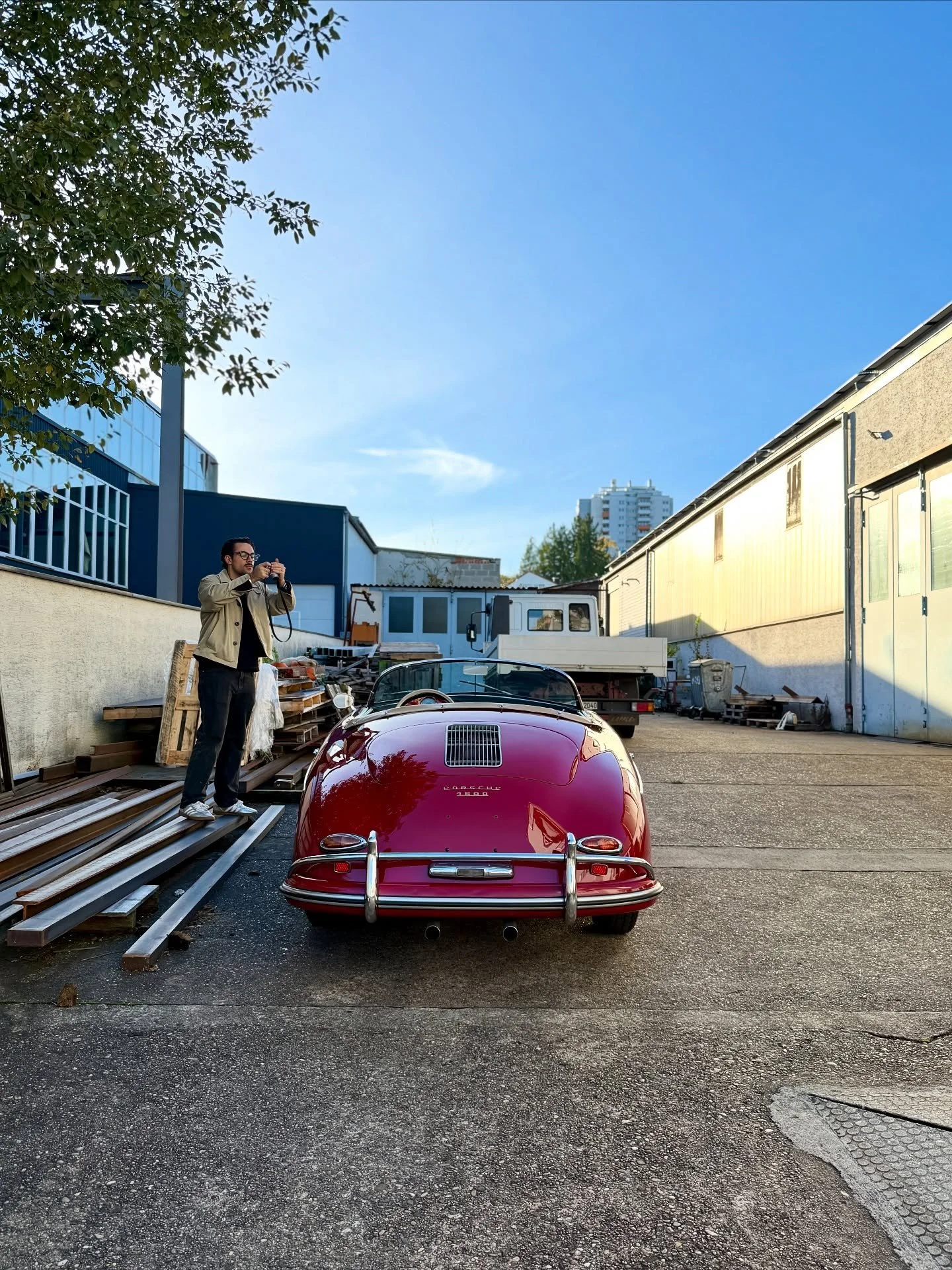 The last few weeks have been both busy and rewarding. Here&rsquo;s a small look behind the scenes we couldn&rsquo;t keep to ourselves.👀

#dlsautomobile #shoplife #workshop #oldcars #vintagecar #showroom #motorsport #sportscar #collector