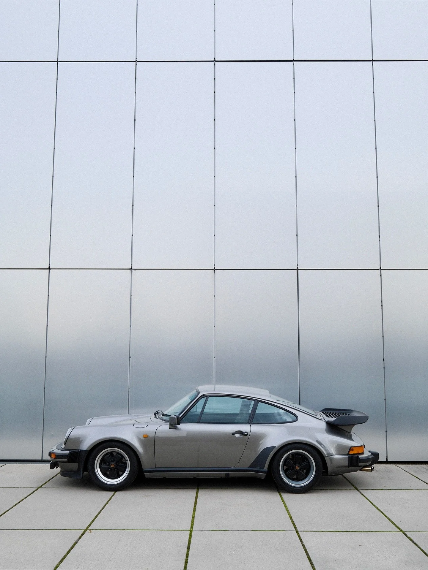 Rebuilt with care, original Berber interior preserved. Steingrau exterior, untorgettable character inside. Discover more pictures online on our homepage! 👽🩶

#dIsautomobile #shoplife #Porsche930 #930Turbo
#ClassicPorsche #PorscheLove #CarCulture #C