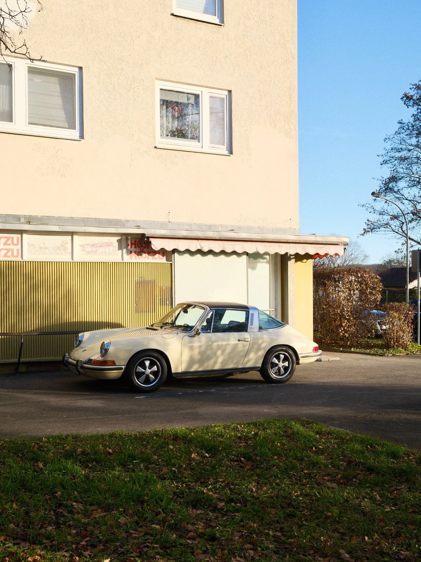 This 1971 2.2E Targa has stayed true to its roots, never restored except for a paint job in the &sbquo;90s. Its first owner? Steve McQueen. After a short time with him, it went to his friend and fellow actor Stu Nisbet, who cared for it for decades.
