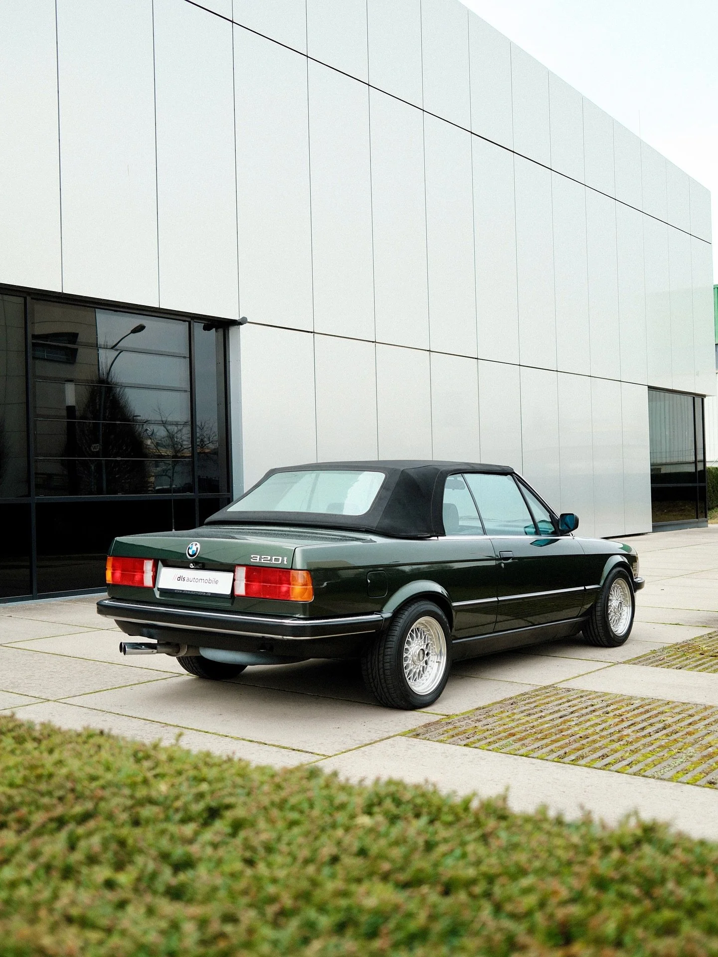 Malachite Green over &Uuml;berkaro. First paint. 143,000 km.

A beautifully preserved BMW E30 320i Cabriolet that turns every drive into an experience, not just a destination. Original paint, legendary inline-six and a rare level of authenticity.

No