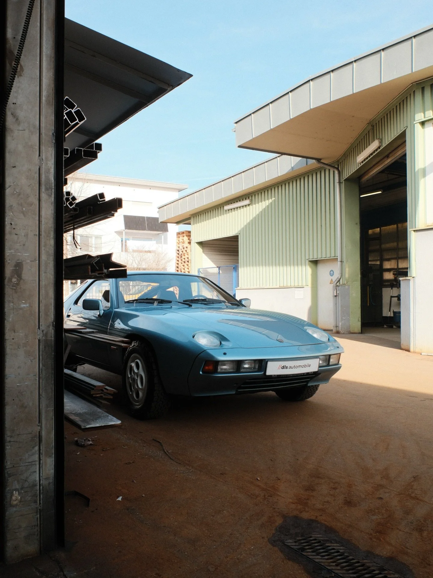 Say hi to our newest arrival 👋🏻🧊: A fully reborn 1978 Porsche 928 in stunning hellblau-Metallic with iconic Pasha velour in blue/black.

Restored, elevated, and transformed into a standout Cross Touring. Bold, fresh, and built for adventure.

More
