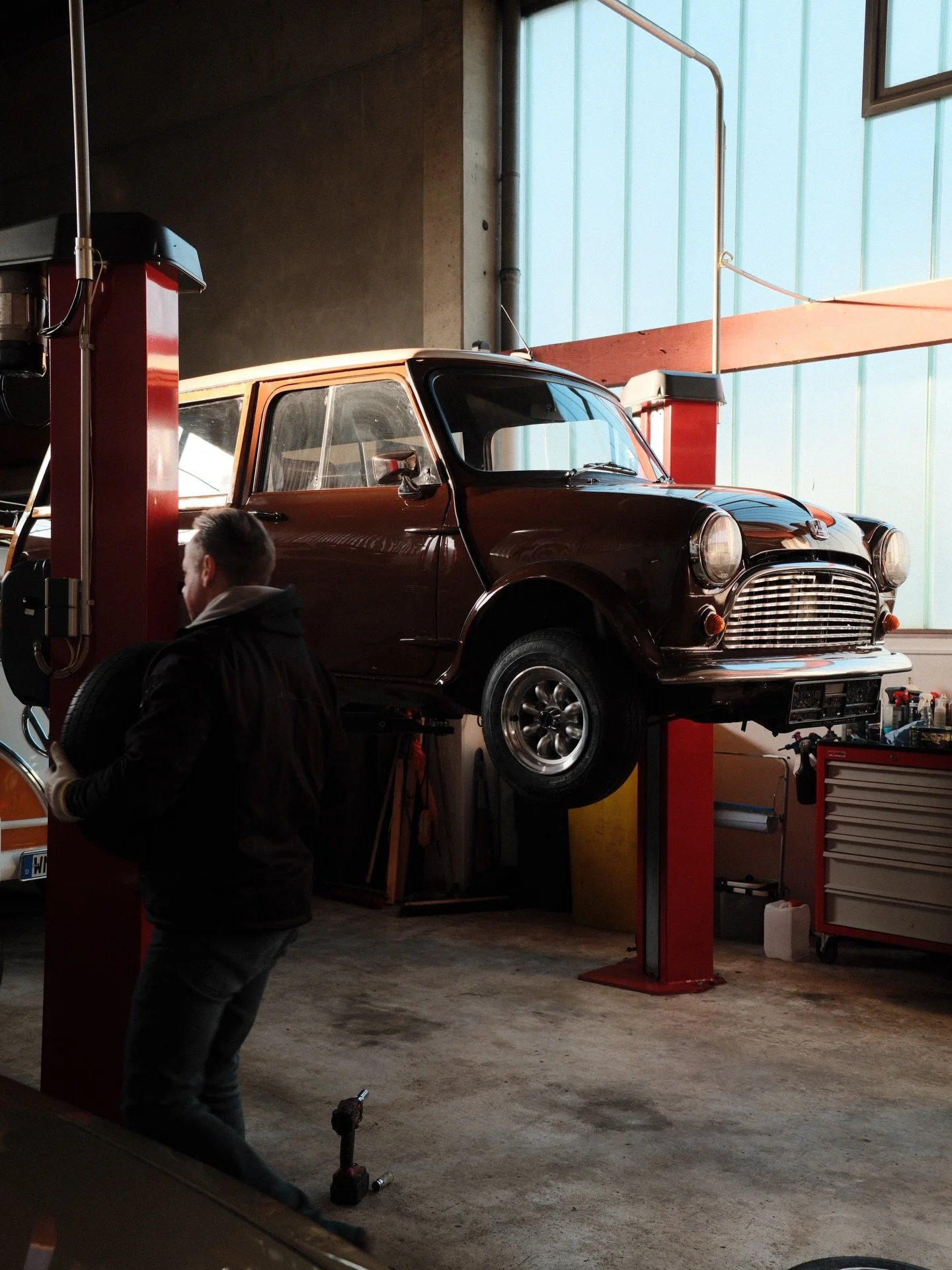 The last few days have been busy as we&rsquo;ve been running at full throttle. Several new arrivals have joined our lineup, and we&rsquo;ll be presenting them in detail soon. Wishing you all a great weekend! 💝🎈

#dlsautomobile #shoplife #classiccar