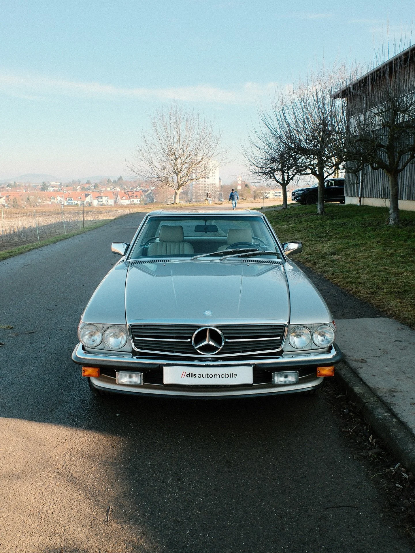 This 1989 Mercedes-Benz 560 SL doesn&rsquo;t ask for attention, it earns it. Rauchsilber over beige leather, untouched in spirit and substance, maintained like a well-kept ledger. A late-series R107 with the calm authority only maturity can give🩶

F
