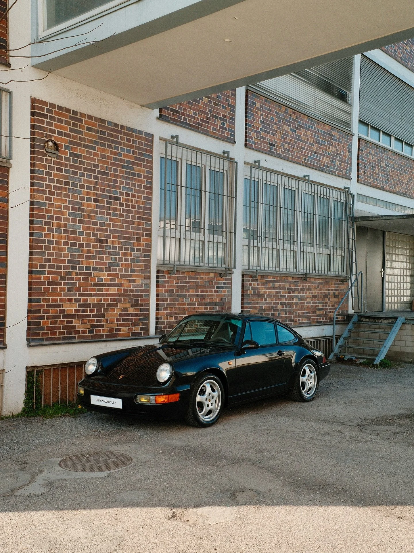 First delivered in Bavaria, Satin Black Metallic over Grey interior, 118,500 km. Unmodified, carefully maintained, and beautifully preserved.

More about our new arrival on our homepage. 🖤🩶

#dlsautomobile #964 #aircooled #porsche #vintageporsche