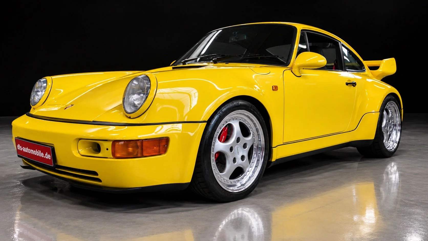 Gelber Porsche 911 Turbo im Studio-1.jpeg