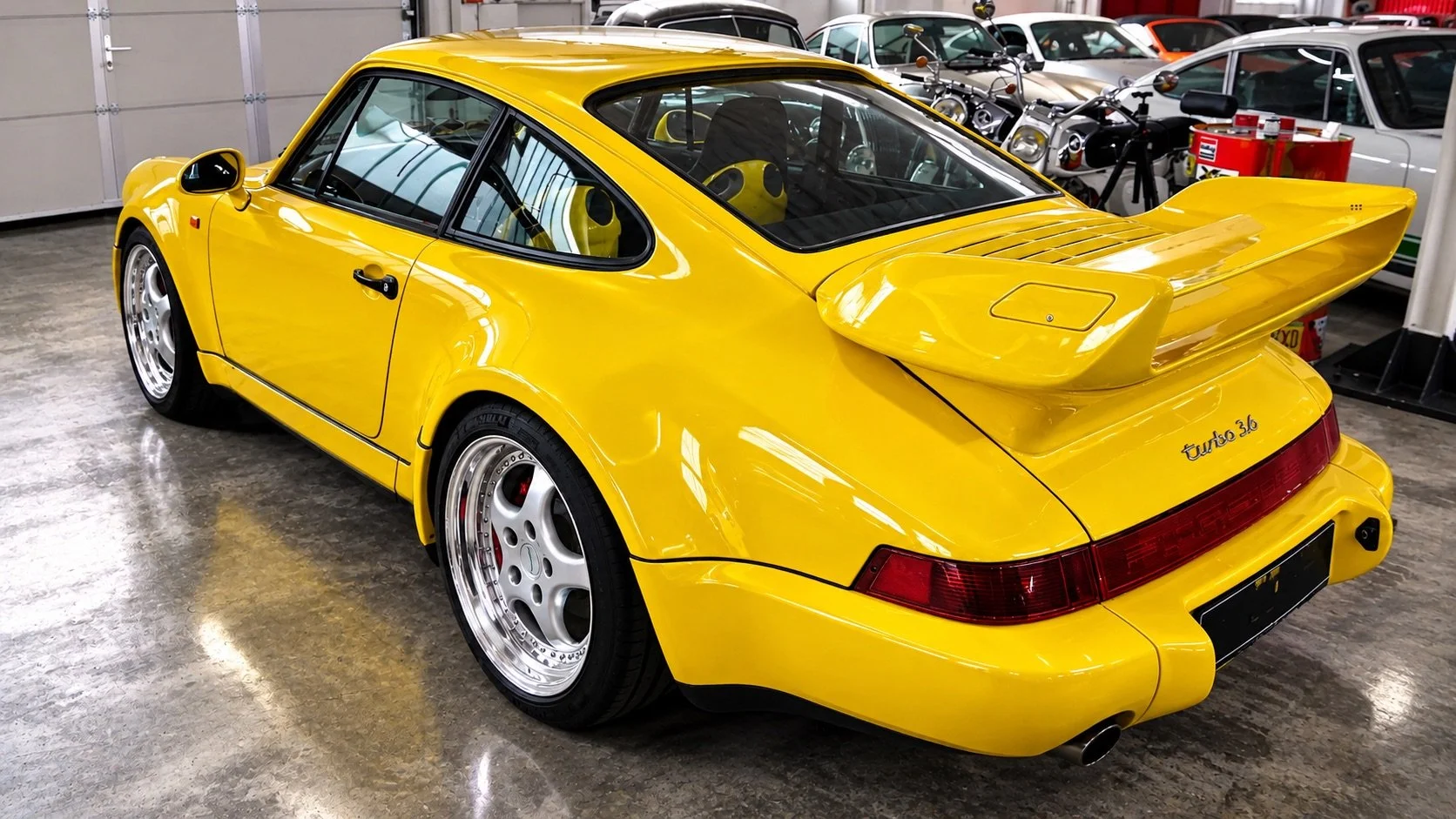 Gelber Porsche 911 Turbo 3.6 im Showroom.jpeg