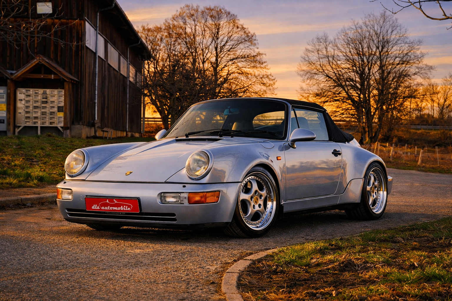 Silberner Porsche bei Sonnenuntergang(1).png