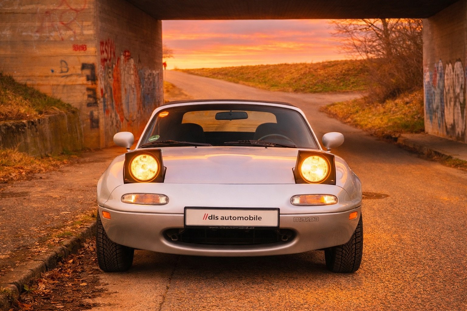 Mazda MX-5 unter der Brücke bei Sonnenuntergang.jpeg