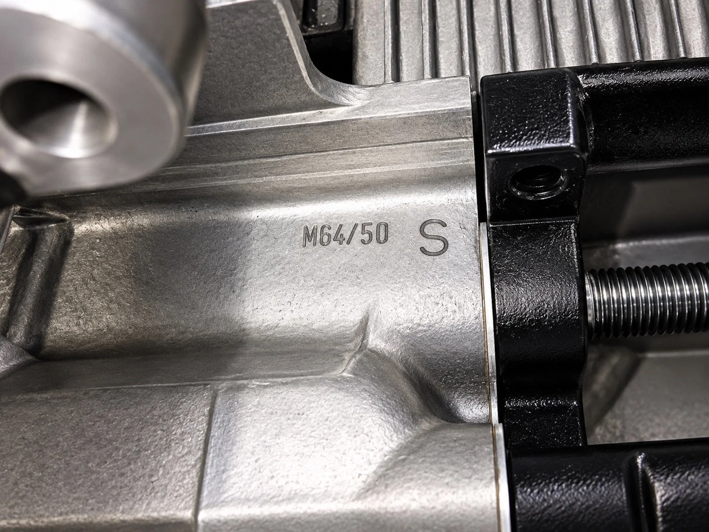 Restauriertes Motorgehäuse mit Prägung „M64_50 S“.jpeg