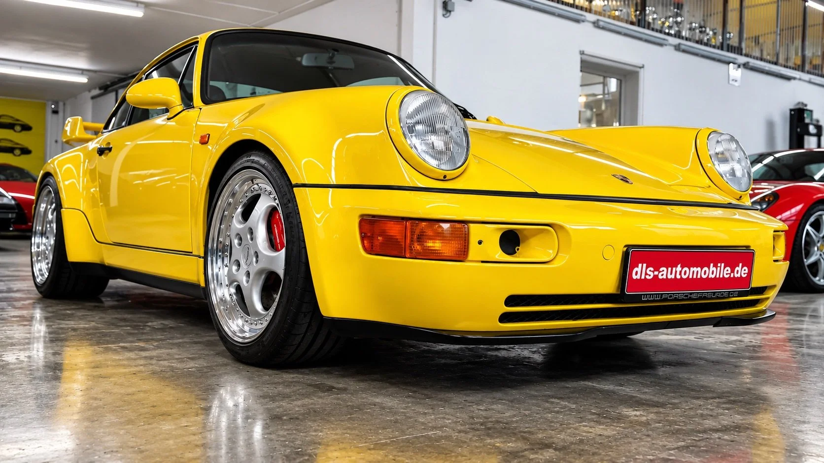 Gelber Porsche 911 im Showroom.jpeg
