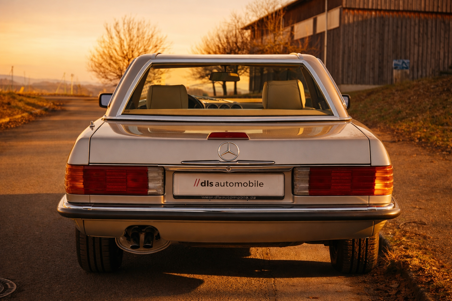 Mercedes-Benz R107 SL bei Sonnenuntergang.png