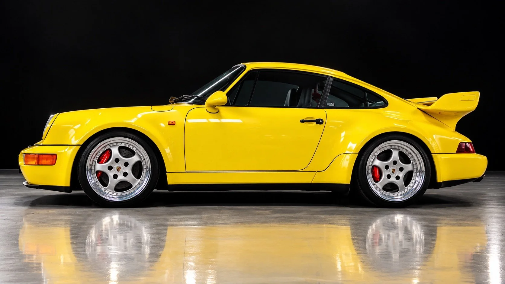 Gelber Porsche 911 im Studio.jpeg