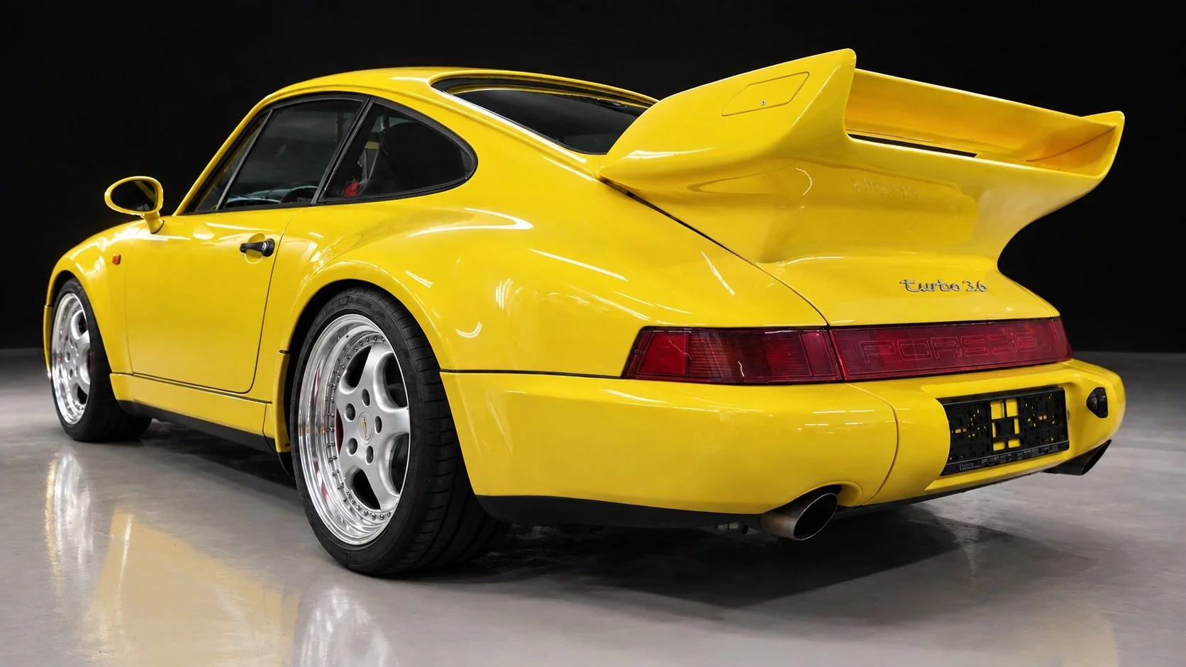 Gelber Porsche 911 Turbo im Scheinwerferglanz.jpeg
