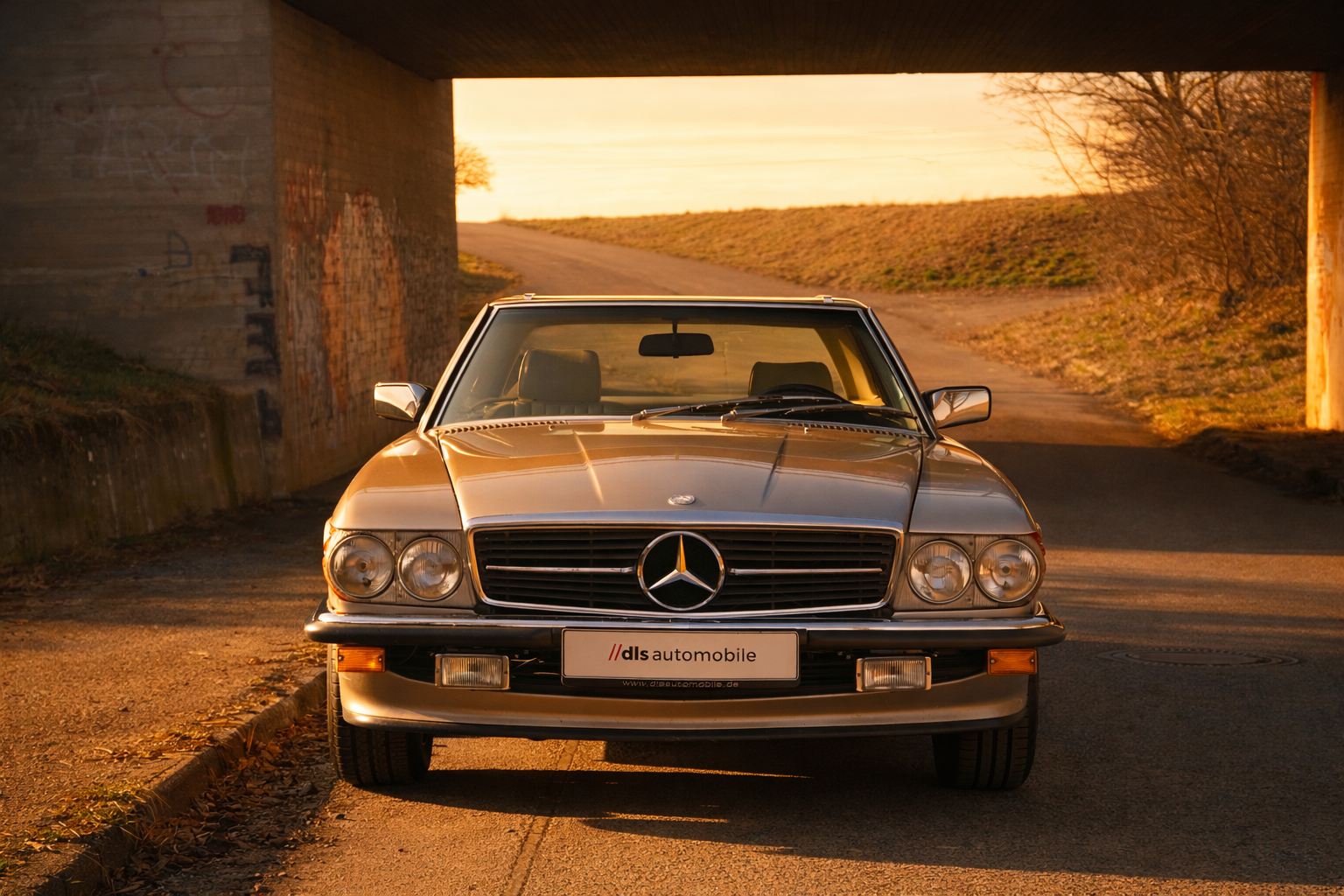 Mercedes-Benz unter der Brücke bei Sonnenuntergang.png