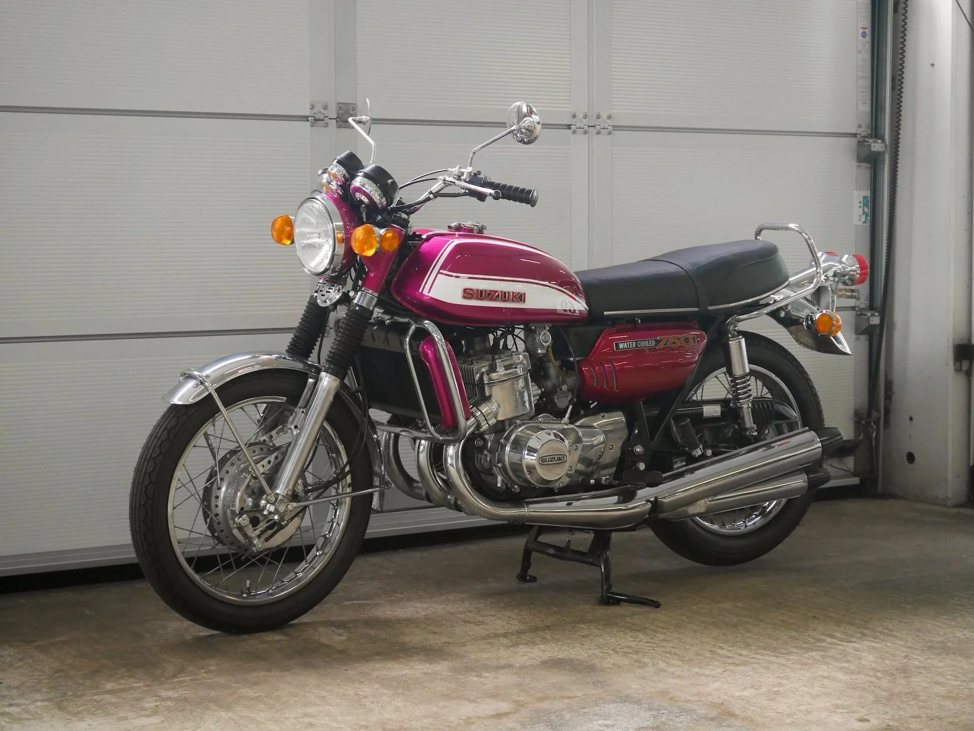 Suzuki 750 GT "Wasserbüffel" 1. Serie // vollständiger Neuaufbau // neuwertiger Gesamtzustand