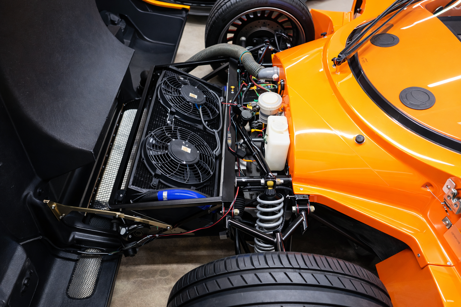 Detailansicht eines orangefarbenen Sportwagens.png