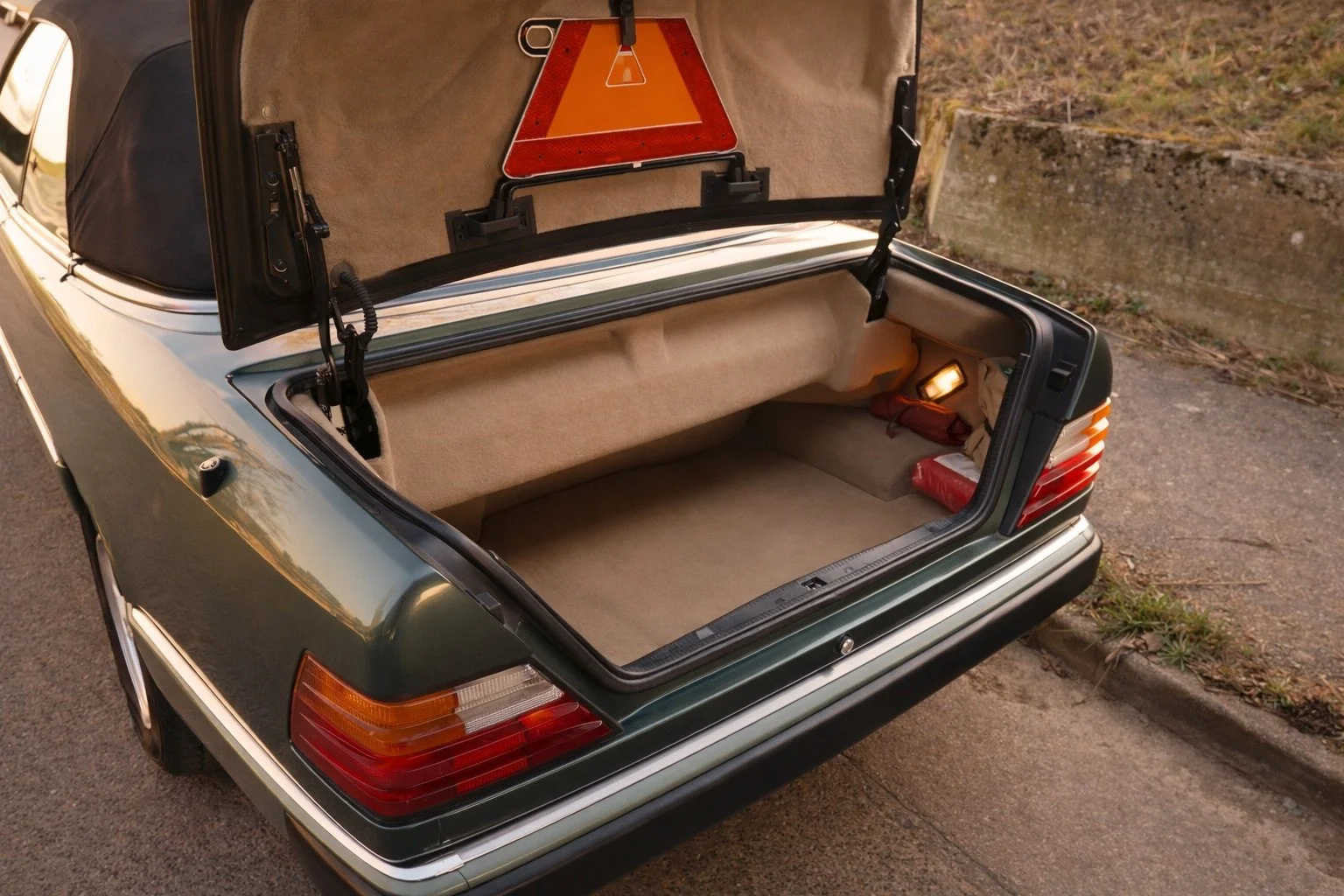 Offener Kofferraum im goldenen Licht.jpeg