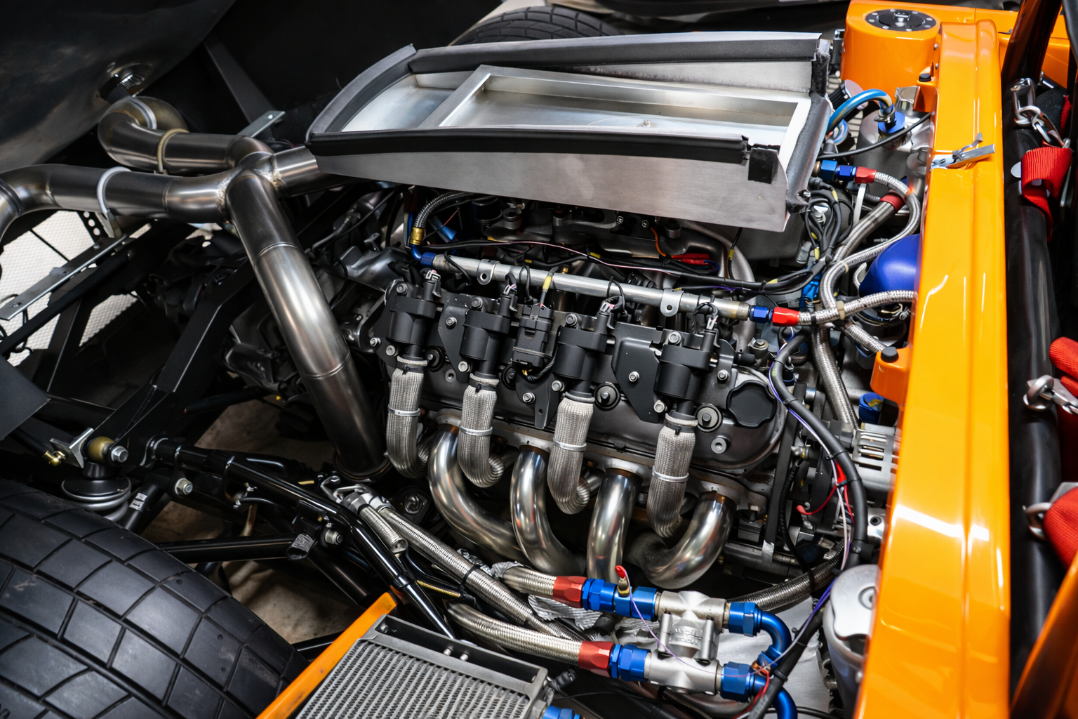 Hochleistungssportwagen-Motorraum im Detail.png