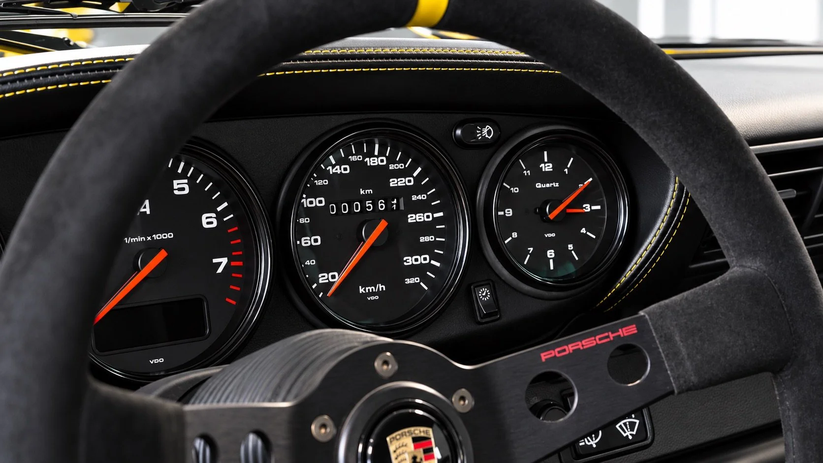 Porsche-Cockpit mit präzisen Rundinstrumenten.jpeg