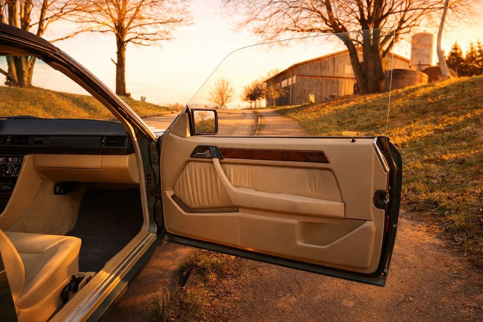 Grünes Mercedes-Benz am goldenen Abendlicht.jpeg